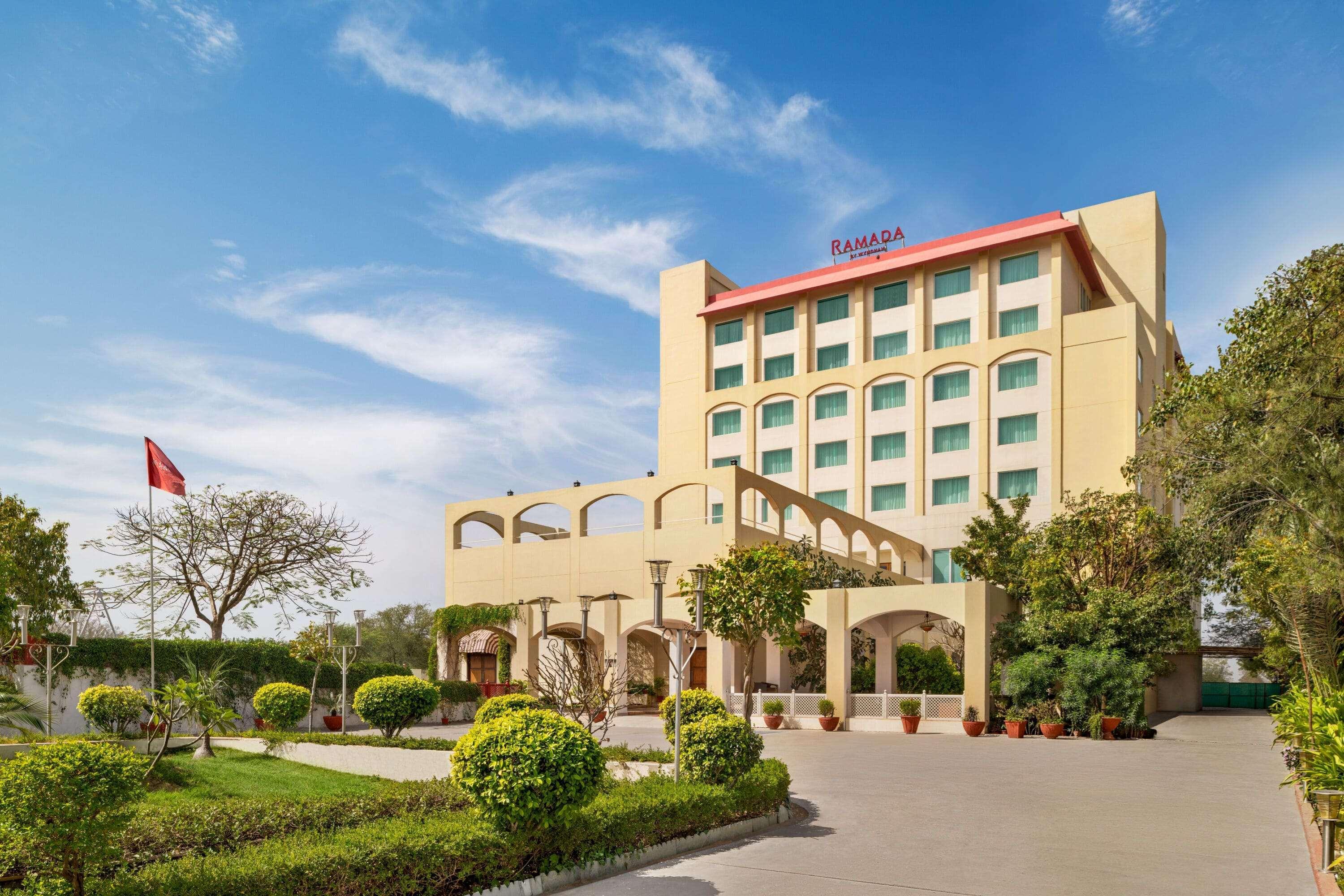 Hotel Ramada By Wyndham Jaipur Jaisinghpura Exterior foto