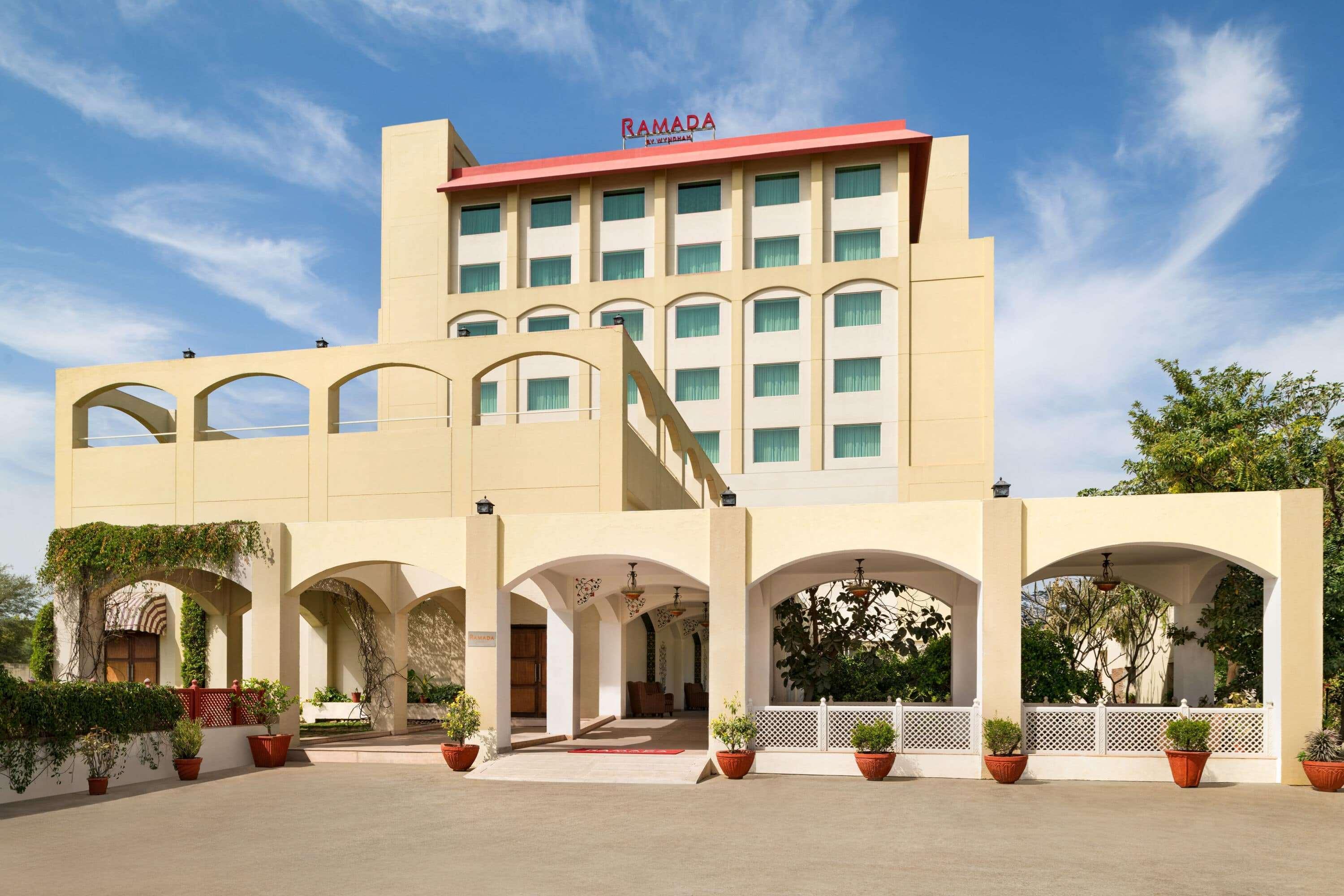 Hotel Ramada By Wyndham Jaipur Jaisinghpura Exterior foto