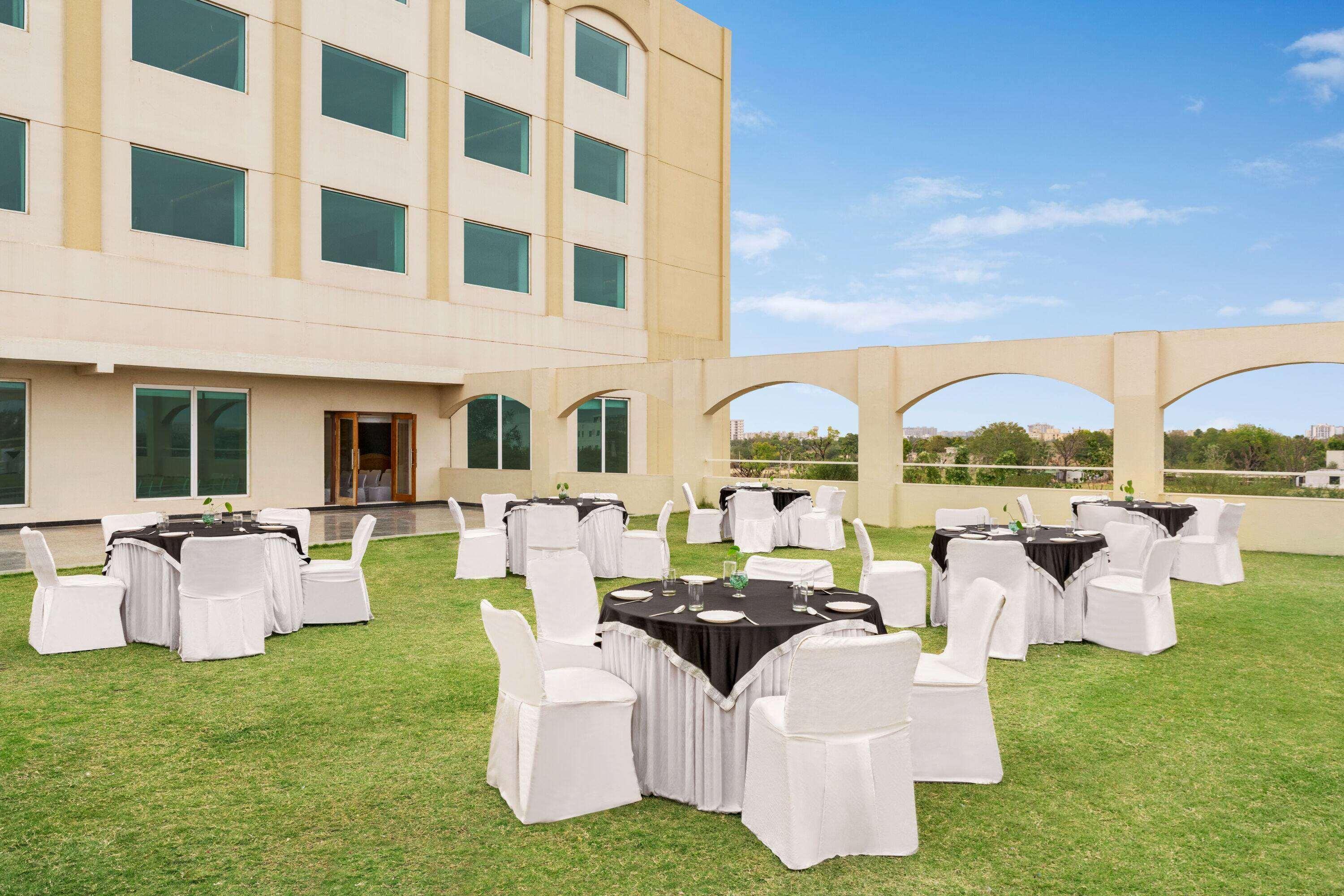 Hotel Ramada By Wyndham Jaipur Jaisinghpura Exterior foto